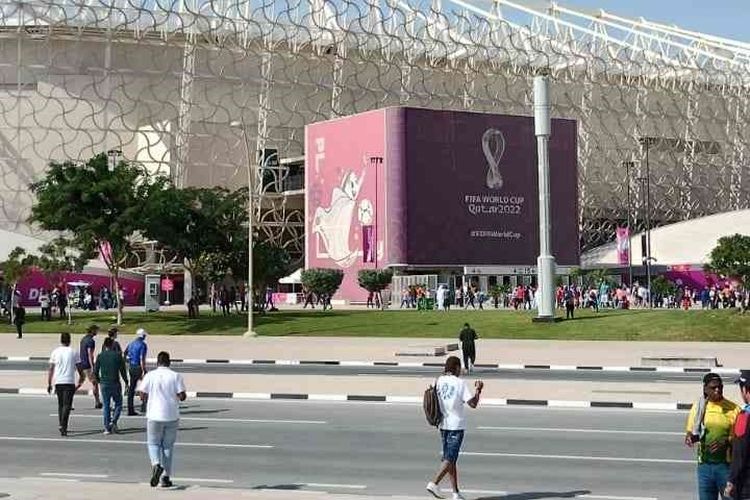 Suasana di depan Stadion Ahmad Bin Ali, Qatar sebelum berlangsung pertandingan Piala Dunia 2022 antara Jepang vs Kosta Rika, Minggu (27/11/2022)