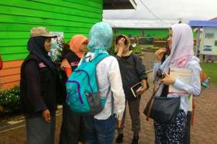 Tiga peneliti dari lembaga The Sasakawa Peace Foundation (SPF) Jepang meneliti keradaan warga Rohingnya di lokasi penampungan sementara Blang Adoe, Kecamatan Kuta Makmur, Aceh Utara, Sabtu (6/2/2016)