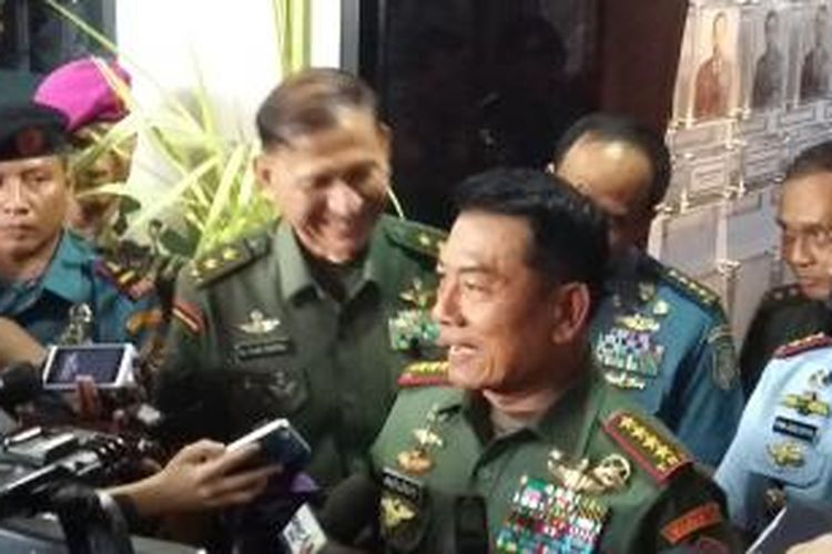 Panglima TNI Jenderal Moeldoko saat meresmikan buku 