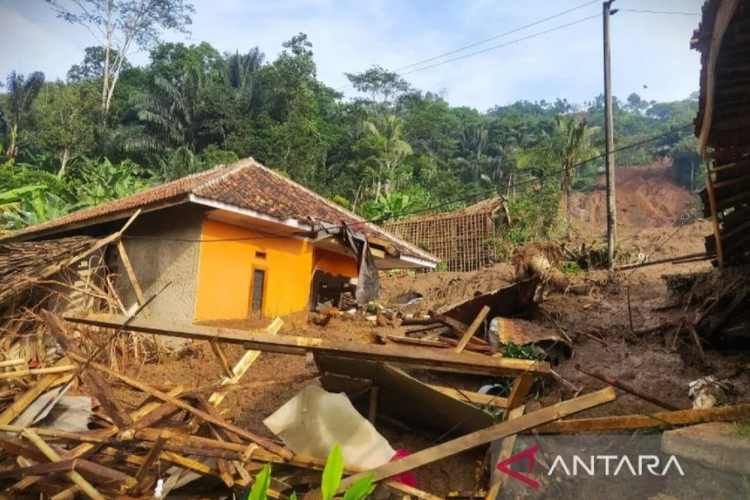 Material bangunan rumah yang ambruk setelah diterpa bencana tanah longsor di Cipongkor, Kabupaten Bandung Barat, Jawa Barat, Jumat (29/3/2024). 