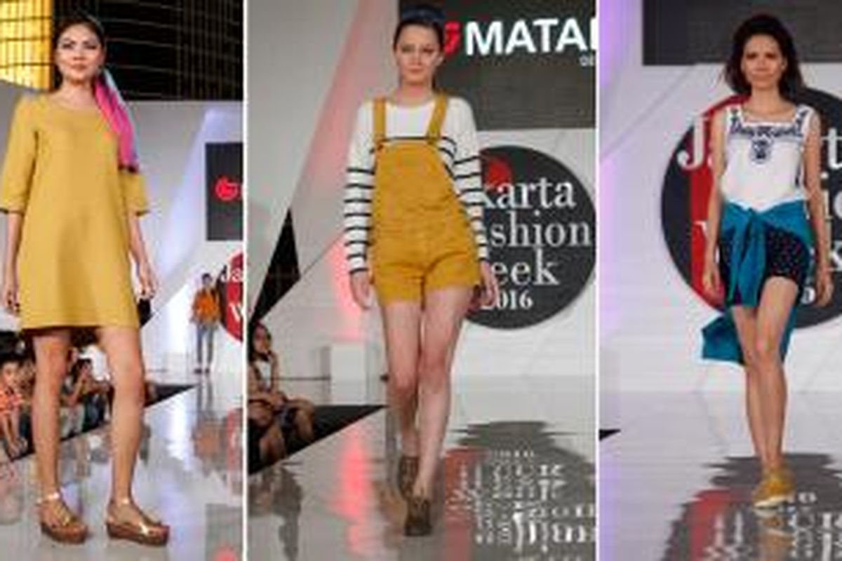 Model memperagakan busana bertema retro yang diusung oleh Matahari Departement Store, dalam rangkaian acara Jakarta Fashion Week 2016, di Senayan City Mall, Jakarta, Minggu (25/10/2015).