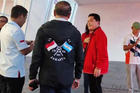 Pakai Jaket Merah, Erick Thohir Hadir di Stadion GBK Saksikan Laga Indonesia Vs Argentina