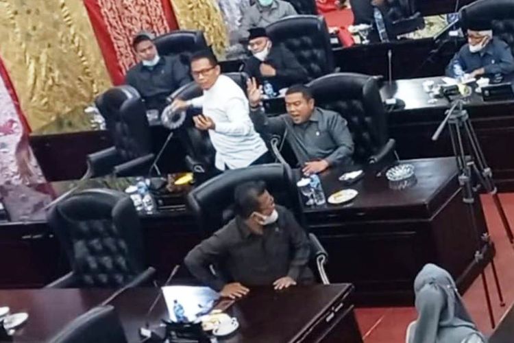 Anggota DPRD Solok siap-siap melempar asbak saat kericuhan terjadi pada paripurna, Rabu (18/8/2021)