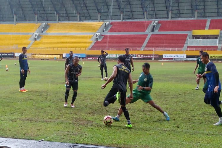 Tim Persiba Balikpapan melakukan uji coba lapangan di Stadion Gelora Sriwijaya Jakabaring, Palembang, Senin (28/8/2017) sore.