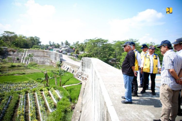 Menteri Pekerjaan Umum dan Perumahan Rakyat (PUPR) Basuki Hadimuljono dalam kunjungan kerjanya ke Provinsi Yogyakarta meninjau Sabo Dam Kali Gendol,  Sleman, Sabtu (3/6/2023). 