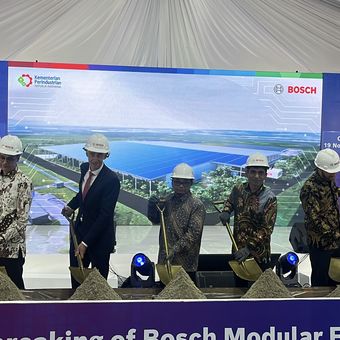 President of Bosch for Southeast Asia, Vijay Ratnaparkhe (tiga dari kanan), Direktur Jenderal Industri Logam, Mesin, Alat Transportasi dan Elektronika (Dirjen Ilmate) Kementerian Perindustrian, Setia Diarta (empat dari kanan) dan Duta Besar Jerman untuk Indonesia, Ralf Beste (tiga dari kiri) saat melakukan peletakan batu perama pembangunan pabrik Bosch di Cikarang, Bekasi, Jawa Barat, Rabu (19/11/2025).
