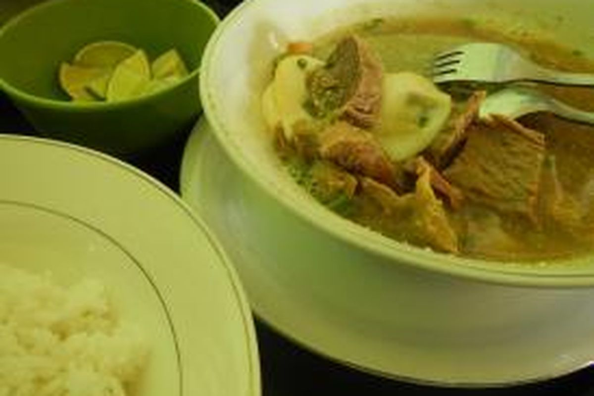 Soto lidah di Warung Pak Salim, Jalan Ahmad Yani, Banyuwangi, Jawa Timur.