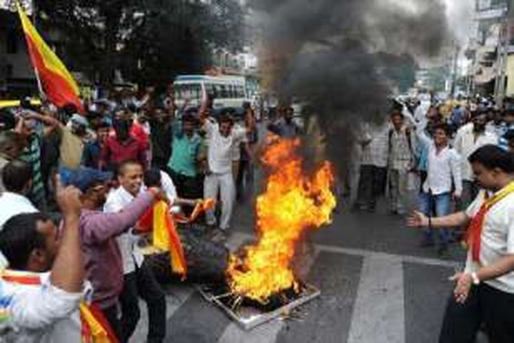 Aktivis pro-Karnataka, India, Senin (12/8/2916), meneriakkan slogan dan membakar replika Menteri Besar Tamil Nadu, J Jayalalithaa, di Bengaluru dalam kerusuhan terkait sengketa air sungai Cauvery untuk masyarakat Tamil Nadu