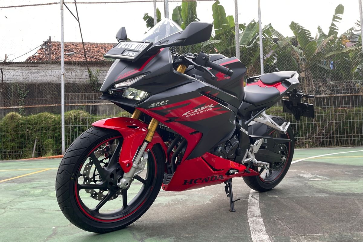 Honda New CR250RR meluncur akhir tahun lalu. Motor sport andalan andalan Astra Honda Motor di kelas 250cc 2-silinder ini mendapat beberapa pembaruan dari sebelumnya.
