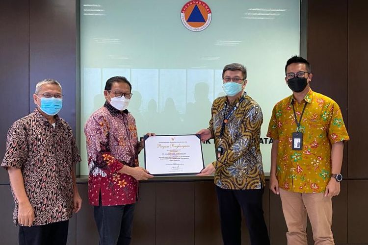 Gramedia memperoleh penghargaan BNPB atas kontribusi dalam mendukung penanganan bencana pandemi Covid-19 di Indonesia. Penghargaan diserahkan Plt. Deputi Bidang Pencegahan BNPB Harmensyah dan Direktur Optimasi Jaringan Logistik dan Peralatan Ibnu Asur kepada Herman K. Masman, Direktur Corporate Support Gramedia (21/12/2021).