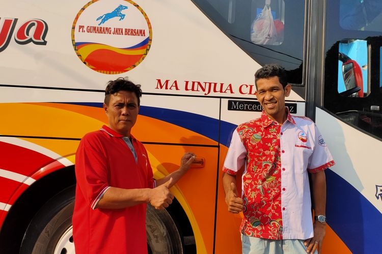  Gunawan kernet PO Gumarang Jaya (baju merah) dan Gery sopir bus PO Gumarang Jaya 