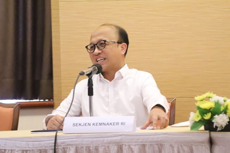 Sekretaris Jenderal (Sekjen) Kemenaker Anwar Sanusi saat hadir dalam forum serap aspirasi dari berbagai stakeholder untuk Rancangan Undang-Undang (RUU) tentang Perlindungan Pekerja Rumah Tangga (PPRT) di Jakarta, Rabu (12/4/2023).

