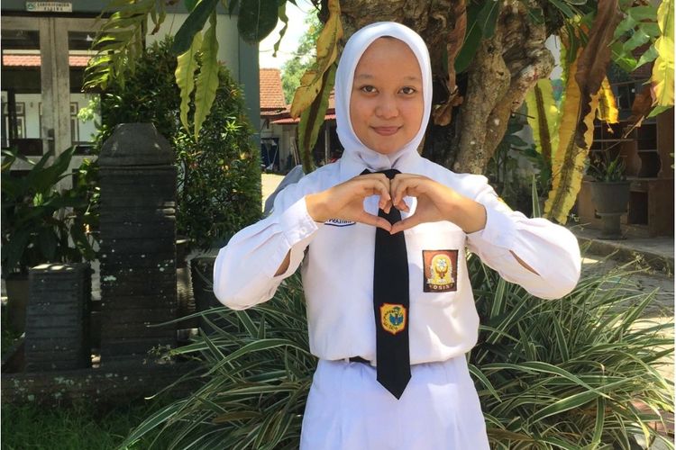 Alifia Pratiwi Pamungkas menjadi salah satu mahasiswa baru termuda Unair yang lolos lewat jalur UTBK SNBT 2023.