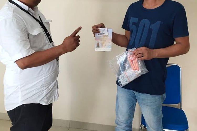 M. Bin Umar (21) ditangkap petugas di Bandara Kuala Namu karena kedapatan membawa sabu 21,2 gram yang disembunyikannya di dalam kemasan pasta gigi/odol.