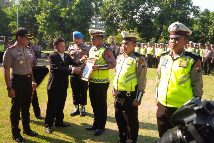 Empat anggota polantas Polresta Surakarta kembali menerima penghargaan karena mengutamakan ambulans yang membawa pasien ketimbang rombongan presiden. Penghargaan diberikan di halaman Mapolresta Surakarta, Sabtu (29/9/2018).