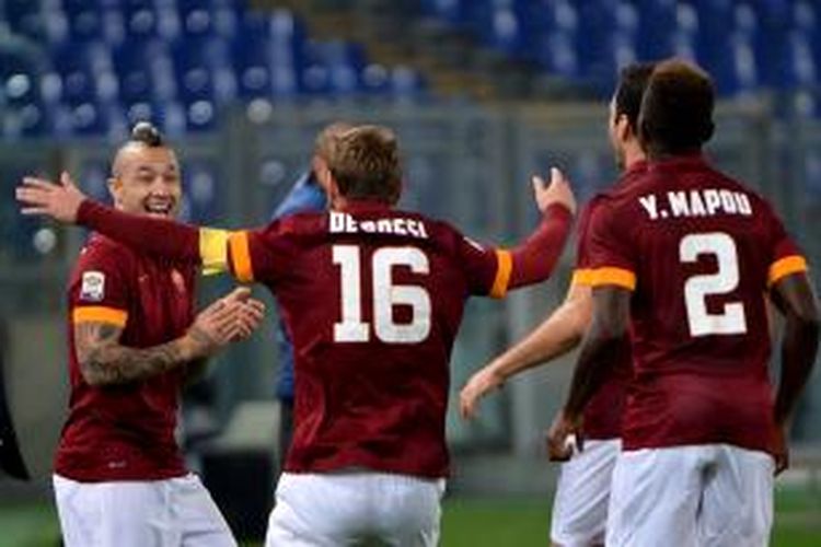 Gelandang AS Roma, Daniele De Rossi (tengah), merayakan gol yang dicetaknya ke gawang Cesena dalam laga Serie-A di Olimpico, Rabu (29/10/2014).