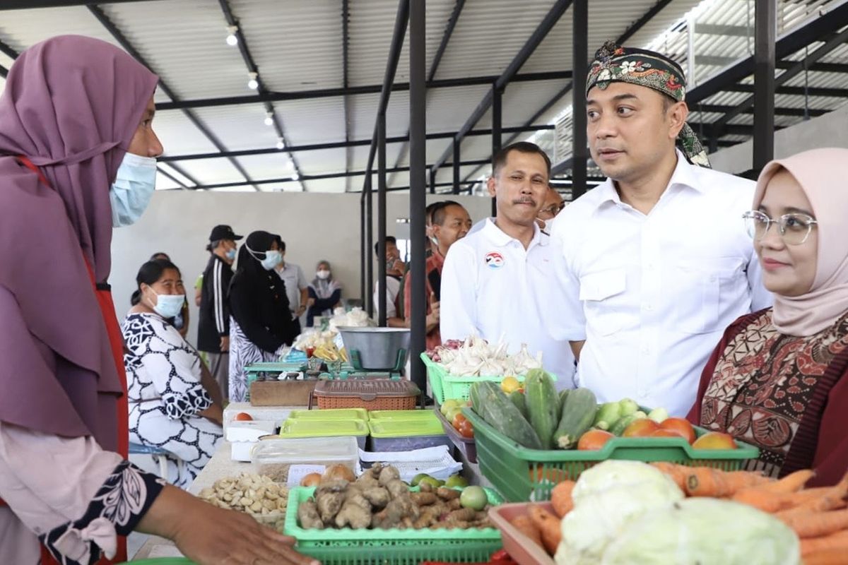 Pemkot Surabaya saat memantau bahan pokok di pasar tradisional, Senin (3/2/2025).