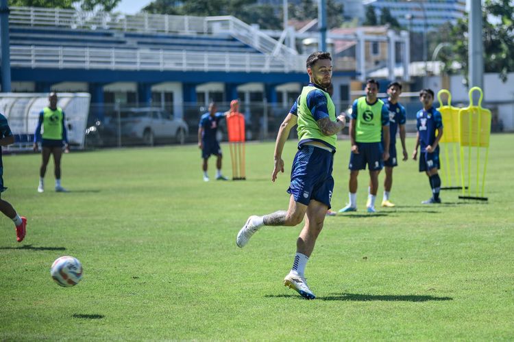 Marc Klok dalam pelatihan Persib Bandung di Stadion Persib Sidolig, Jl Ahmad Yani Bandung, Selasa (12/9/2023) usai memperkuat Timnas Indonesia di FIFA Match Day. 