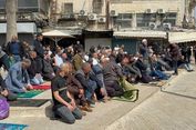 Akses Masjid Al-Aqsa Ditutup Israel, Jemaah Shalat di Jalan Yerusalem