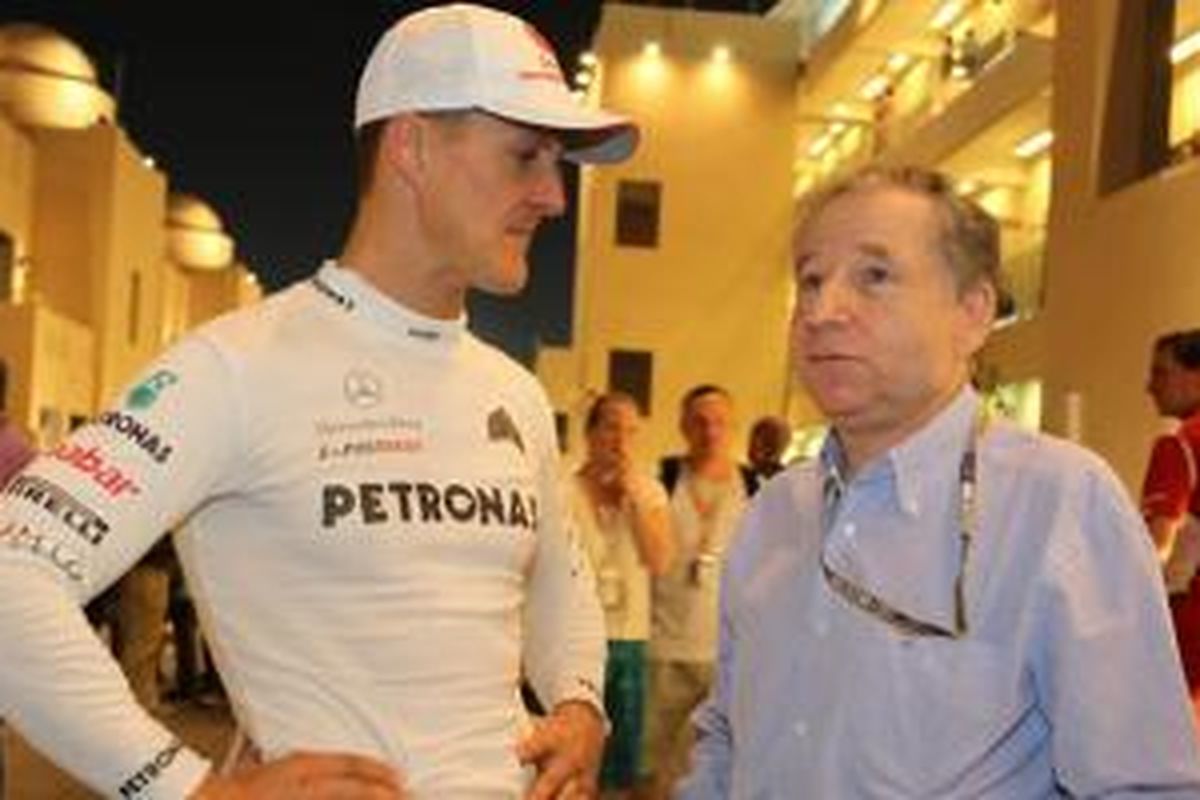 Momen saat Michael Schumacher berbincang dengan Jean Todt
