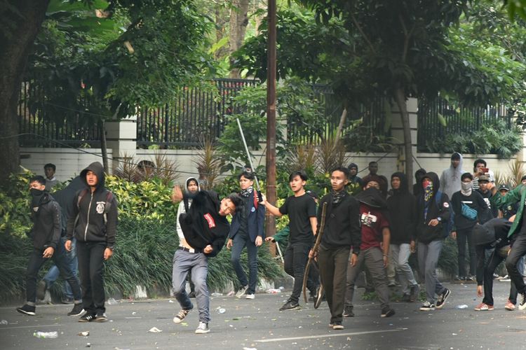 Aksi massa unjuk rasa di Gedung DPRD Jabar, Kota Bandung berakhir ricuh, Selasa (24/9/2019). Massa tampak melakukan perlawanan dengan melemparkan batu, kayu, hingga botol plastik ke arah aparat kepolisian.