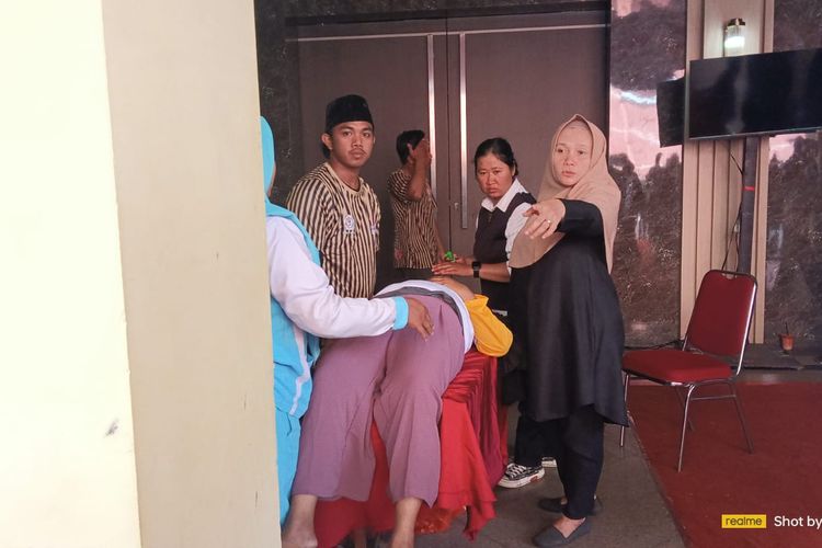 Seorang ibu pingsan saat ingin berswafoto dan salaman dengan Capres Prabowo Subianto di Jambi, Selasa (9/1/2024)