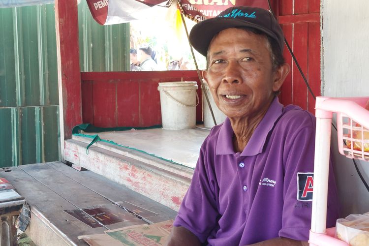 Abd. Rasyid, petani asal Desa Babbalan, Kecamatan Batuan Sumenep, Jawa Timur yang juga menolak BSPS karena tidak punya biaya tambahan.