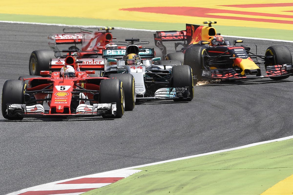 Pebalap Ferrari asal Jerman, Sebastian Vettel (depan), memimpin balapan GP Spanyol di Circuit de Barcelona-Catalunya, Minggu (14/5/2017).