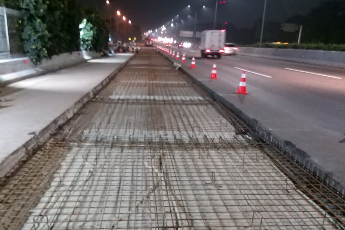 Pekerjaan pemeliharaan Jalan Tol Jagorawi.