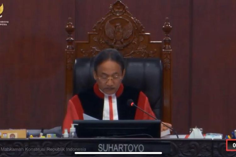 Hakim mahkamah konstitusi Suhartoyo menyoroti permintaan Partai Amanat Nasional (PAN) agar dilakukan pemungutan suara ulang (PSU) di 5 TPS Kecamatan Mawasangka, Buton, Sulawesi Tenggara karena hilangnya 2 suara dalam sidang sengketa Pileg di Gedung Mahkamah Konstitusi (MK), Jakarta Pusat, Kamis (2/5/2024). 