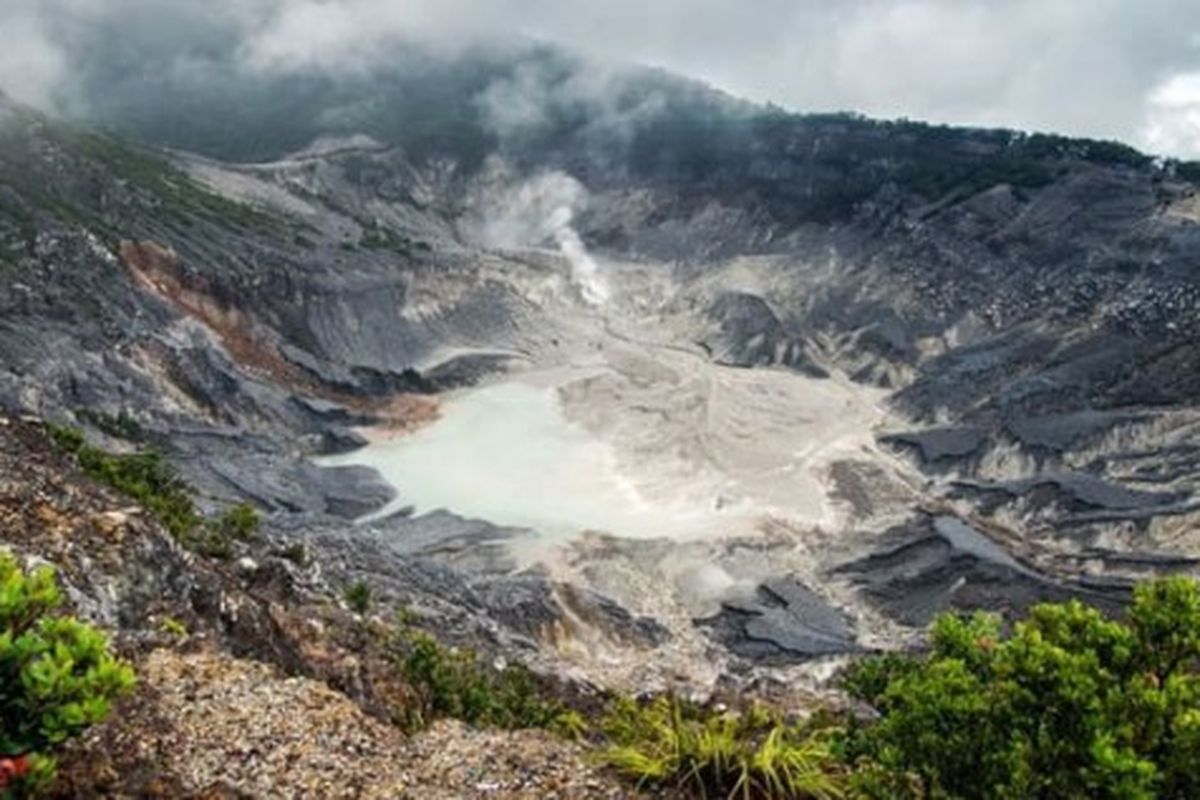 Kawah Ratu di Gunung Tangkuban Parahu, Bandung
