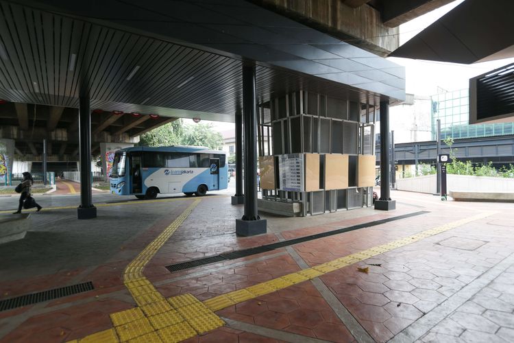 Wajah baru kawasan Stasiun Tebet, Jakarta setelah ditata ulang, Kamis (14/10/2021). Penataan kawasan Stasiun Tebet terintegrasi dengan mode transportasi di Jabodetabek untuk mempermudah masyarakat dalam mengakses transportasi umum.