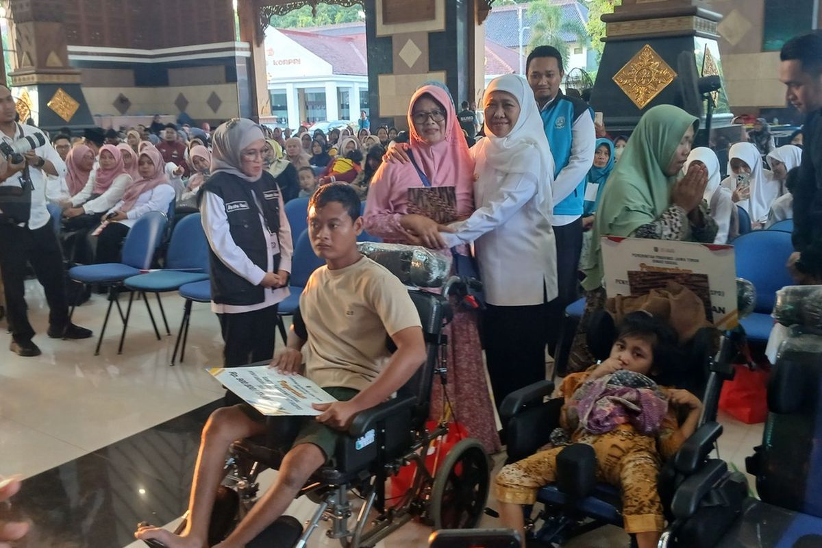 Gubernur Jawa Timur, Khofifah Indar Parawansa menyerahkan bantuan sosial kepada penyandang disabilitas di Tuban di Pendapa Krida Manunggal Tuban, Senin (21/7/2025).