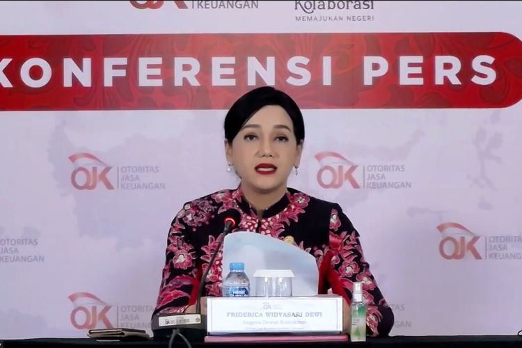 Anggota Dewan Komisioner Otoritas Jasa Keuangan (OJK) Bidang Edukasi dan Perlindungan Konsumen Friderica Widyasari Dewi. OJK sebut ada tren masyarakat sengaja pinjam dana ke pinjol ilegal.