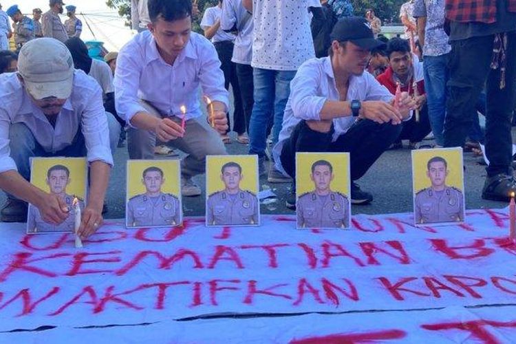 Mahasiswa dari perhimpunan mahasiswa Kabupaten Samosir berunjuk rasa di depan pintu masuk Mapolda Sumut, Rabu (29/3/2023) sore. 
Mereka menyalakan lilin di depan foto almarhum Bripka Arfan Saragih (AS) dan mendesak Polda Sumut mengungkap kasus ini secara transparan 

