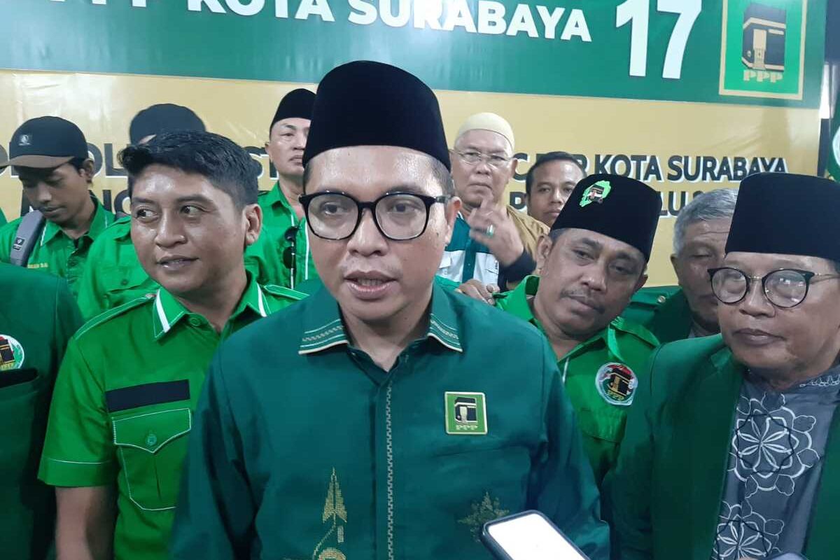 Ketua DPP PPP Ahmad Baidowi (tengah)