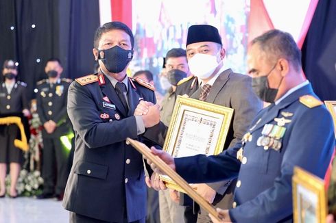 Pemkot Surabaya Terima Sederet Penghargaan, Wali Kota Eri Cahyadi : Ini Tak Lepas dari Peran Masyarakat