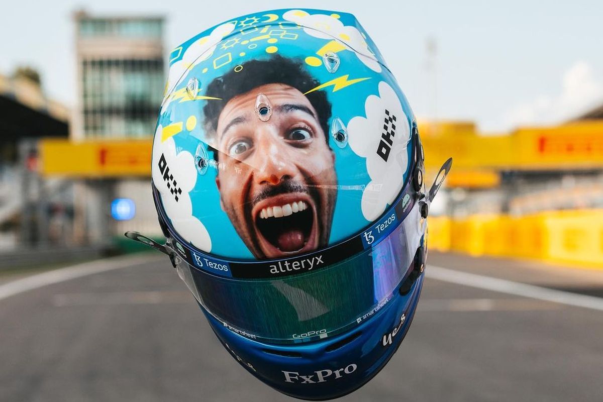 Desain helm pebalap McLaren F1, Daniel Ricciardo, untuk GP Monza yang terinspirasi dari helm Valentino Rossi pada MotoGP Mugello 2008