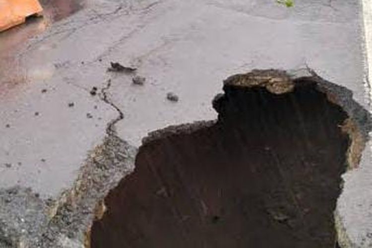 Lubang di jembatan Karangjati, Kecamatan Pandaan, Kabupaten Pasuruan
