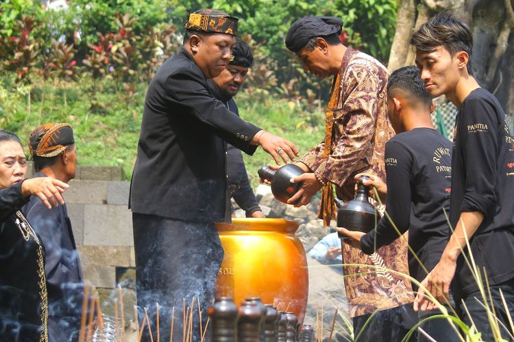 Pengunjung Ruwat Agung Pertirtaan Jolotundo Rela Datang Lintas Kabupaten