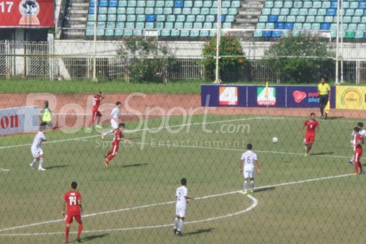 Suasana laga Timnas U-19 Indonesia kontra Thailand di ajang semifinal Piala AFF U-18 di Stadion Thuwunna, Yangon, Myanmar, Jumat (15/9/2017).