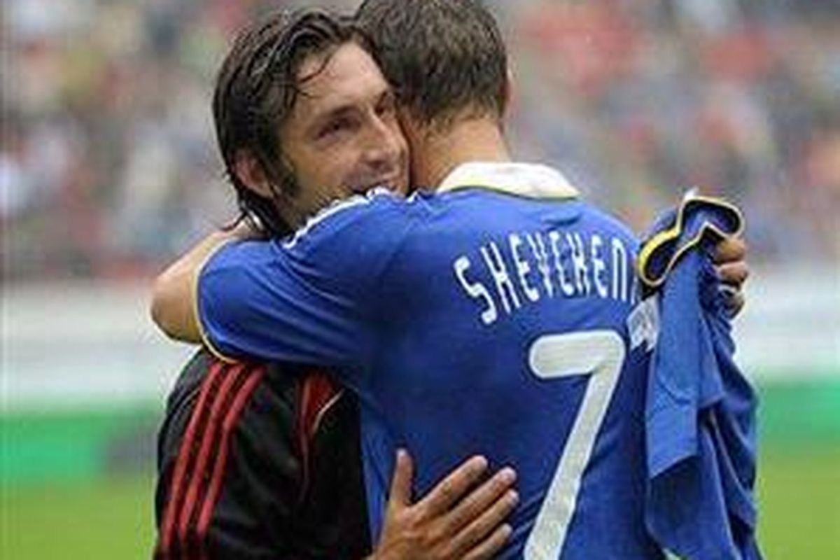 Andriy Shevchenko memeluk Andrea Pirlo di Railways Cup beberapa waktu lalu. Kini, keduanya satu atap lagi di klub AC Milan.