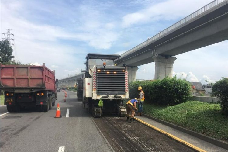 Pekerjaan jalan di Ruas Tol Padaleunyi