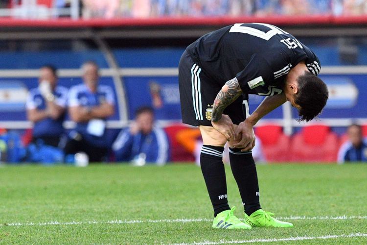 Reaksi Lionel Messi seusai laga pertandingan Argentina melawan Islandia, penyisihan Grup D Piala Dunia 2018 di Otkrytiye Arena, Sabtu (16/6/2018). Pertandingan berakhir imbang 1-1, setelah Messi gagal memanfaatkan peluang tendangan penalti pada babak kedua.