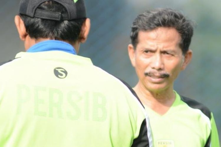 Pelatih Persib Bandung Djadjang Nurjaman saat memimpin latihan Persib di Lapangan Progresif, Jalan Sukarno-Hatta, beberapa waktu lalu.