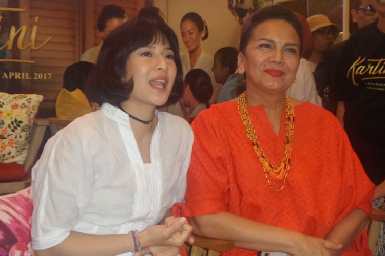 Dian Sastrowardoyo (kiri) dan Christine Hakim (kanan) diabadikan usai konferensi pers film Kartini di Plaza Indonesia, Jakarta Pusat, Rabu (5/4/2017).