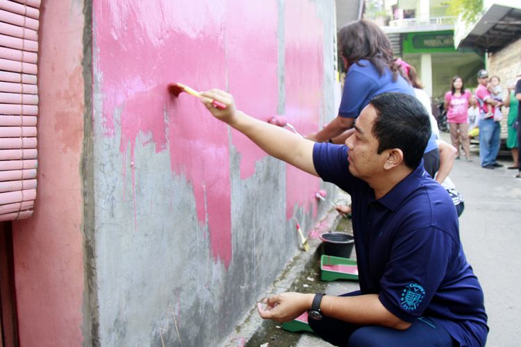 Walikota Semarang Hendrar Prihadi, ikut mengecat rumah warga di Kampung Pelangi, Dukuh Wonosari, Kota Semarang. Kawasan itu kini menjadi salah satu destinasi wisata di kota itu.