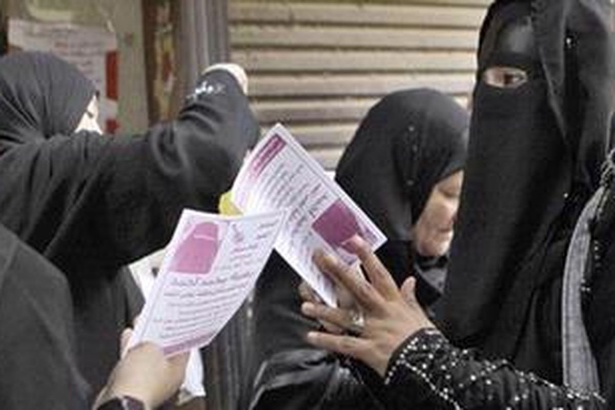 Rakyat Mesir datang ke tempat-tempat pemungutan suara di Kairo, Senin (28/11/2011).