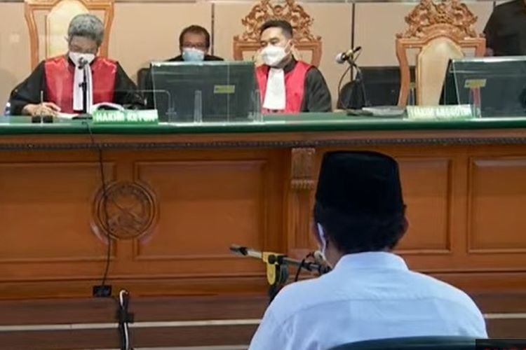 Suasana sidang pembacaaan vonis bagi pemerkosa 13 santriwati, Herry Wirawan. Sidang diadakan di Pengadilan Negeri Bandung, Jawa Barat, Selasa (15/2/2022).