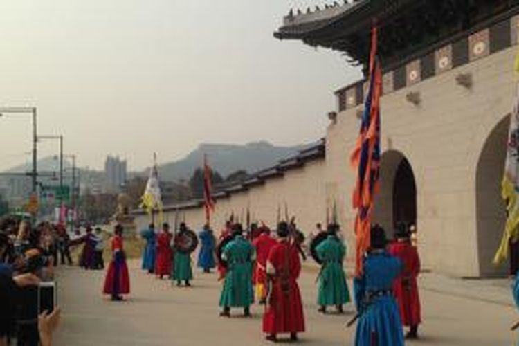 Pergantian pasukan penjaga di depan Gwanghamun, pintu gerbang Gyeongbokgung.